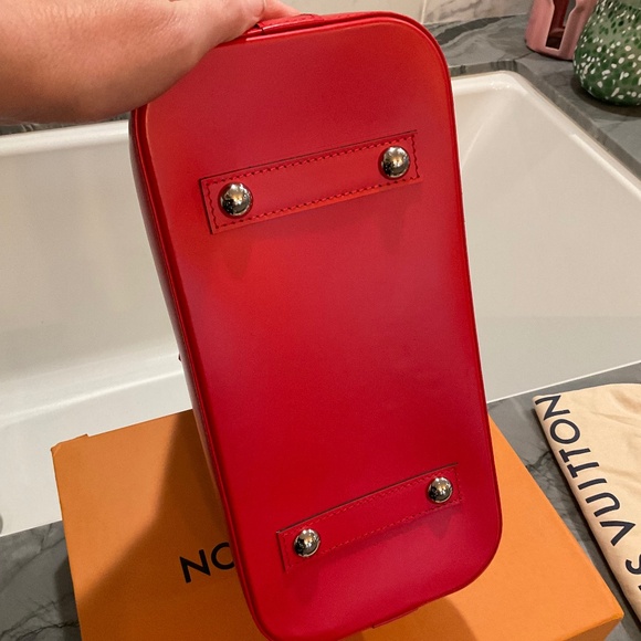 EUC Louis Vuitton Alma PM Epi leather “Cocquelicot” with crossbody strap red - Picture 9 of 16